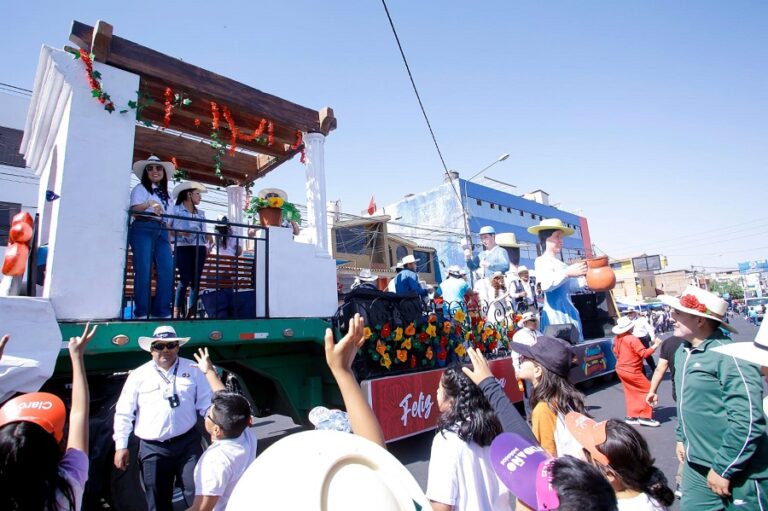 Caja Arequipa celebra el 484° aniversario de Arequipa reconociendo a Microempresarios y su compromiso ambiental en el Corso de la Amistad 2024