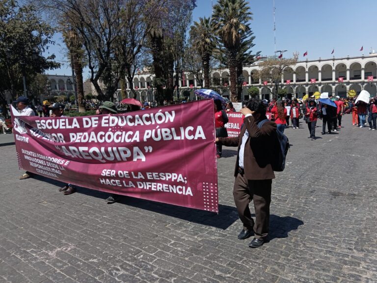 Docentes inician huelga nacional indefinida