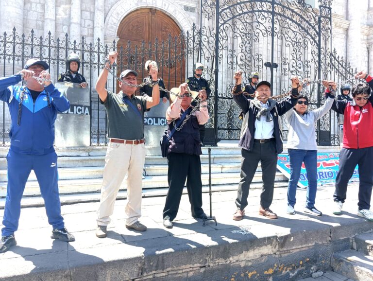 Huelga nacional: Docentes encadenados exigen respuesta del Gobierno