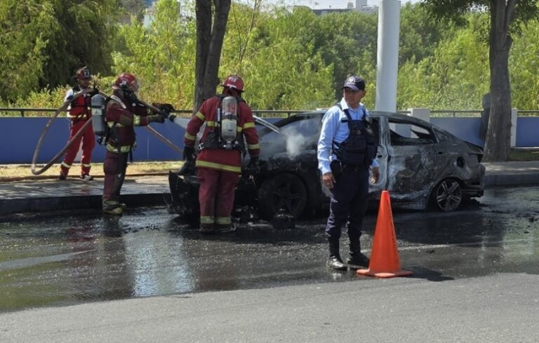 Vehículo quedó calcinado tras incendiarse en la avenida La Marina