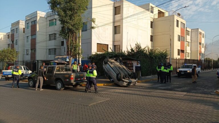 JLBYR: Vendedora de periódicos se salva de milagro tras accidente vehicular