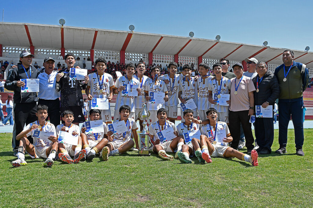 Selección de San Francisco de Asís con el trofeo regional de los Juegos Escolares.