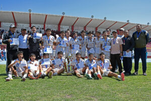 Selección de San Francisco de Asís con el trofeo regional de los Juegos Escolares.