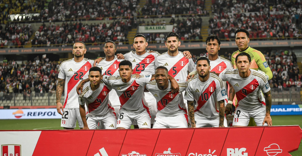 Equipo peruano ante Colombia en el Estadio Nacional.