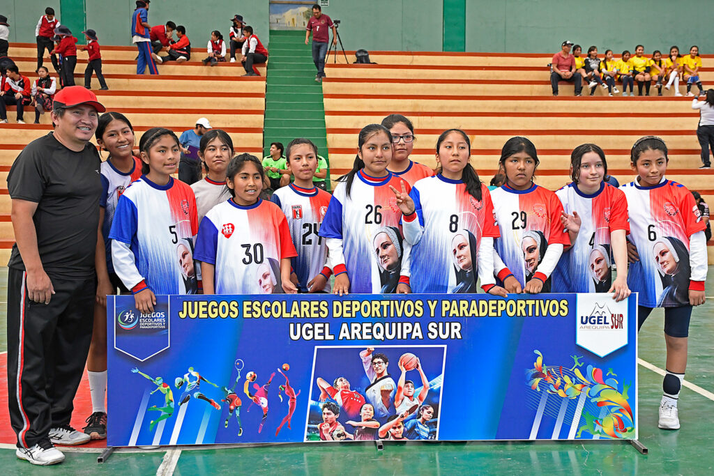 En condición de local, Paola Frassineti clasificó a las semifinales del handball femenino de los Juegos Escolares de la UGEL Sur.