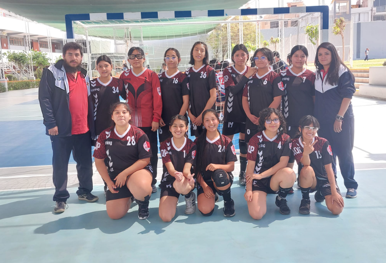 Equipo de Alexander Fleming en el handball femenino de la Etapa Macroregional de los Juegos Escolares. 