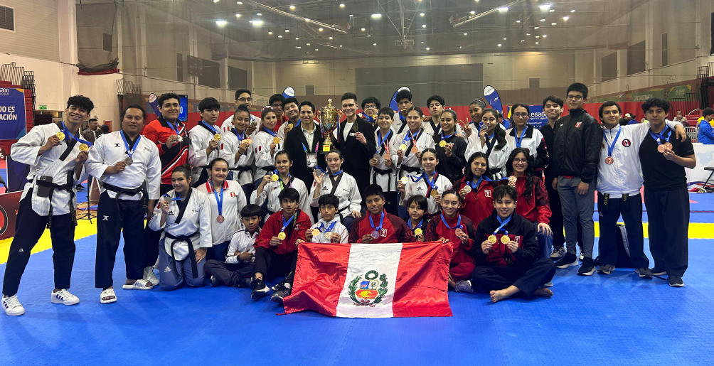 Representantes del equipo de Perú que alcanzaron el primer lugar de la tabla general en poomsae de la Copa Kukkiwon. 