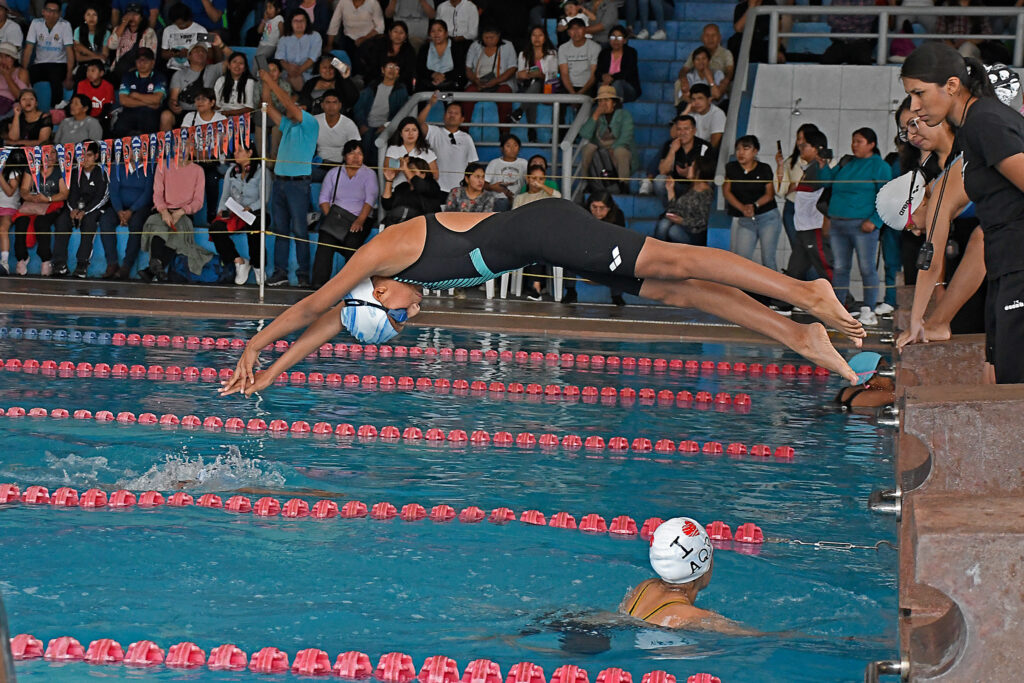 Arequipa ganó todas las competencias por relevo del primer día de natación. 