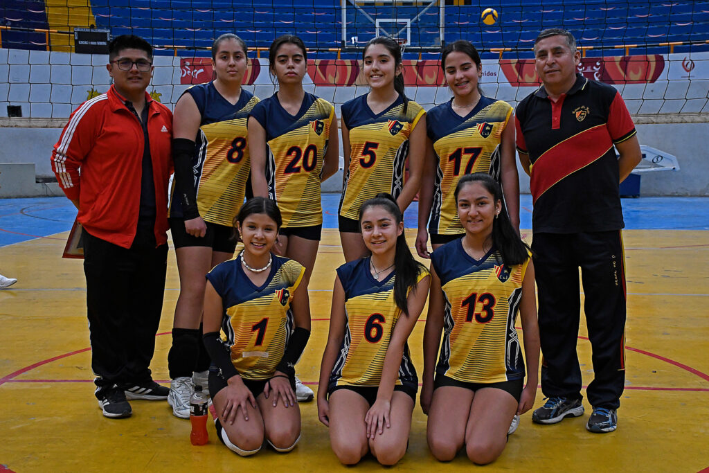 Equipo del Colegio de Jesús, representante de Camaná en el vóleibol femenino de la categoría C.