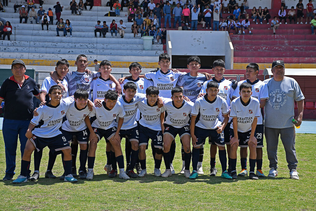 Equipo de Sebastián Barranca, campeón regional en el fútbol masculino de la categoría B.