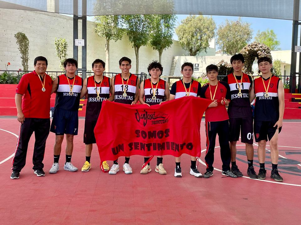 Equipo de San José con la medalla de oro en los Juegos Escolares de la UGEL Norte.