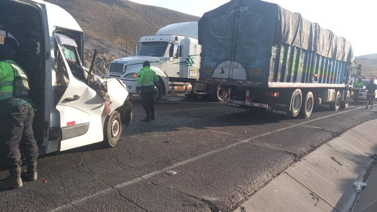 Conductor de minivan se dio a la fuga tras chocar contra camión en la vía Arequipa-Puno