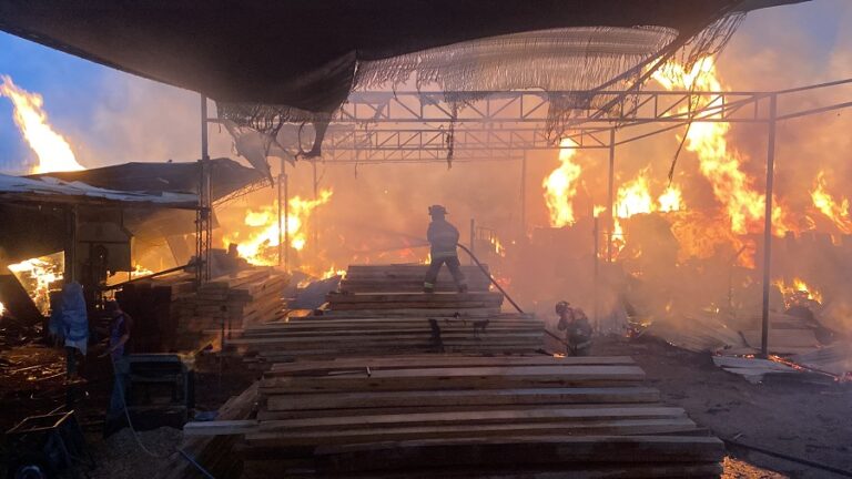 Incendio de gran magnitud consume aserraderos en la avenida Jesús y deja 13 heridos