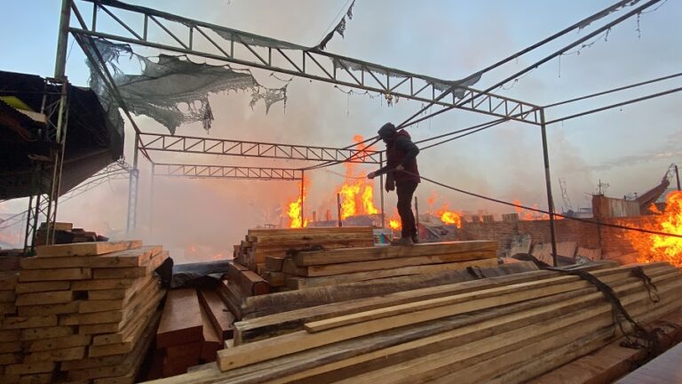 Incendio en negocios de madera expone la falta de certificación ITSE en Arequipa