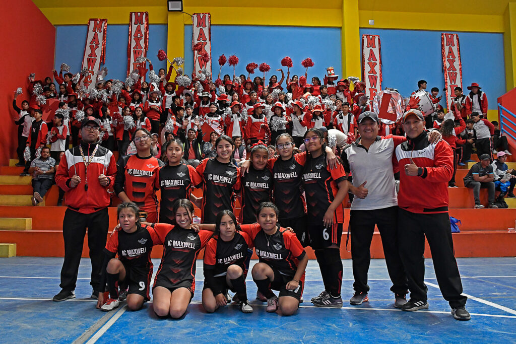 Equipo de futsal de Maxwell en la categoría A de los Juegos Escolares de Cayma. 