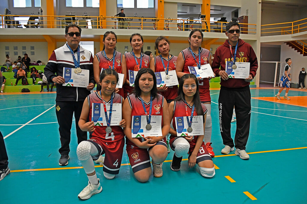 San Juan Bautista de Puno se quedó con la medalla de plata. 