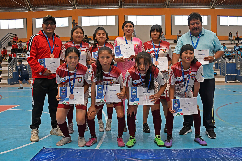 Estudiantes de San Antonio de La Joya con la medalla de bronce del certamen escolar.