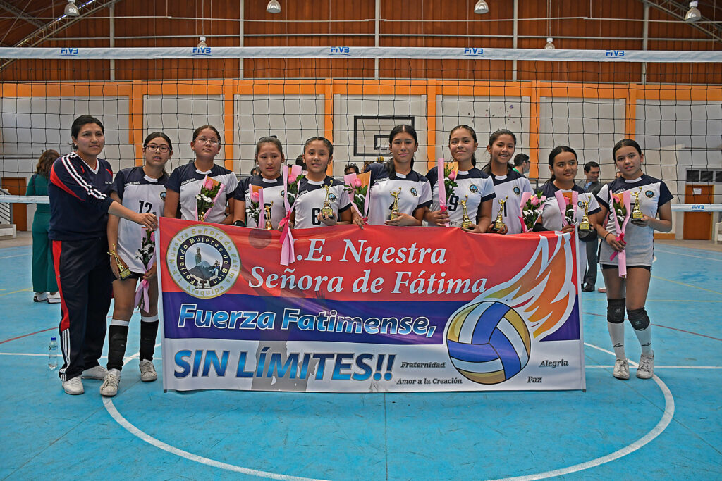 Padres de familia de Nuestra Señora de Fátima reconocieron el esfuerzo de sus talentosas deportistas. 