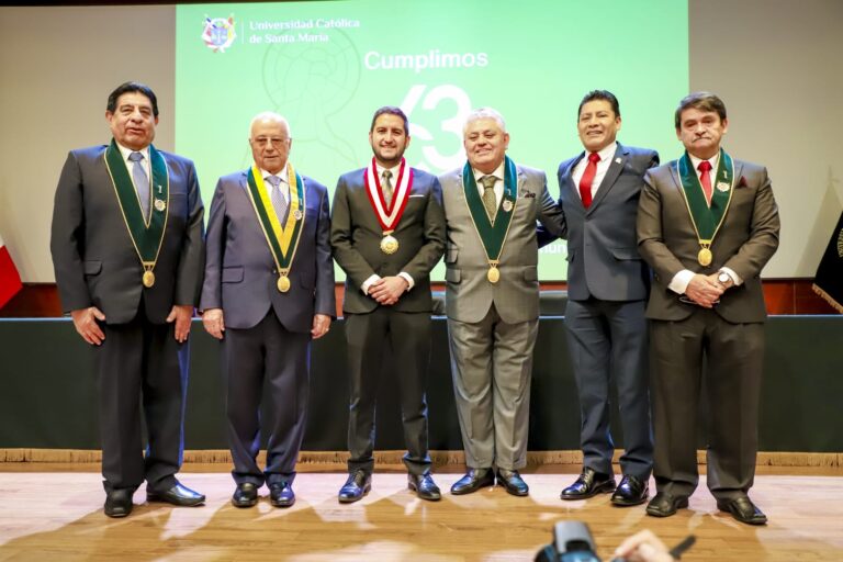 Alcalde de Puno, Javier Ponce Roque, participó del aniversario de la Universidad Católica Santa María