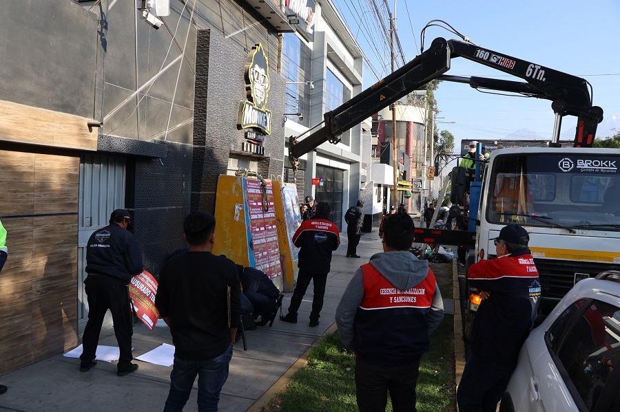 Municipalidad de Bustamante y Rivero clausura dos discotecas en la avenida Dolores por encerrar a asistentes durante operativo