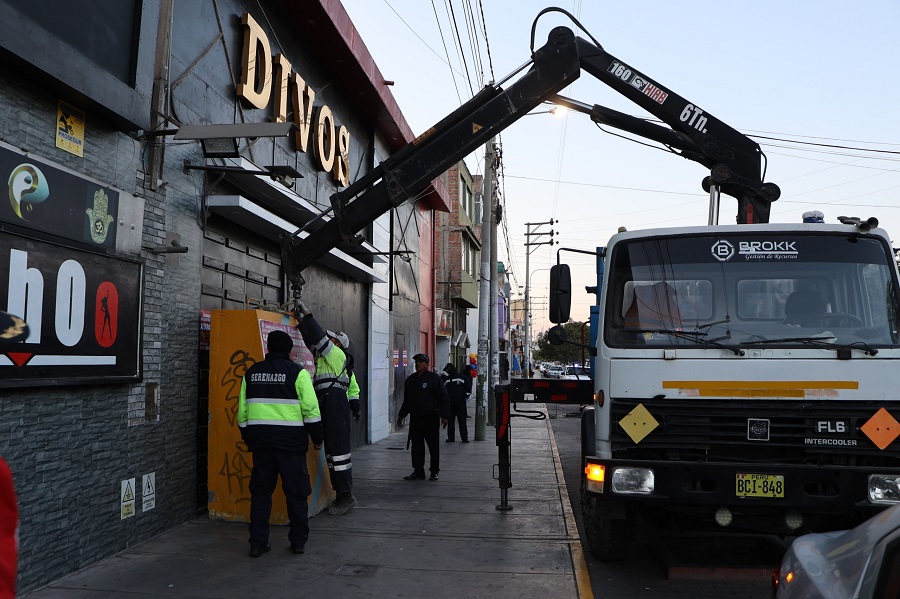 Municipalidad de Bustamante y Rivero clausura dos discotecas en la avenida Dolores por encerrar a asistentes durante operativo