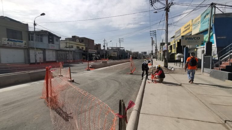 Comerciantes en la Av. Jesús en Arequipa frente a sus negocios afectados por obras