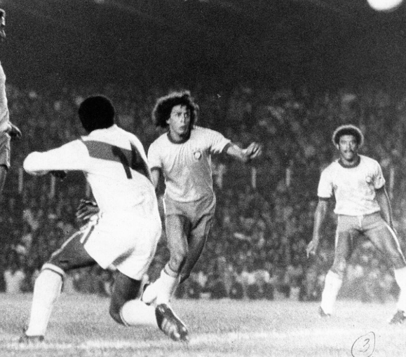 La Selección Peruana venció por primera vez a Brasil en condición de visitante, en la Copa América de 1975. 