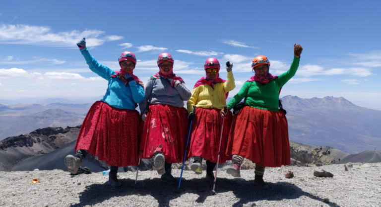 Como parte de su preparación para llegar a la cima del Everest, las 'Cholitas Escaladoras' hicieron cumbre en el Misti.