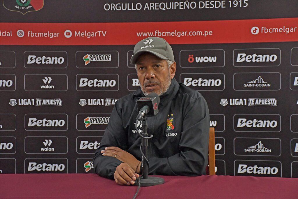 Marco Valencia en conferencia de prensa previo al choque con Sport Boys.