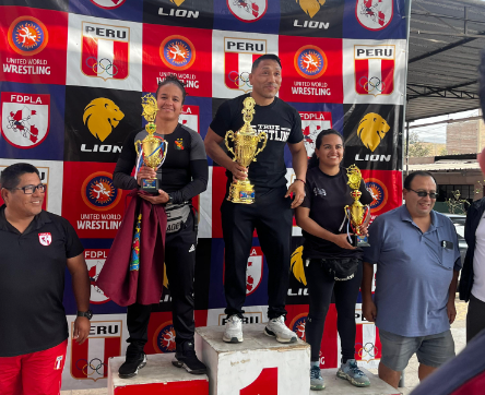 Profesora Maurys Serrano en el podio por Arequipa del Campeonato Nacional de Lucha Olímpica. 