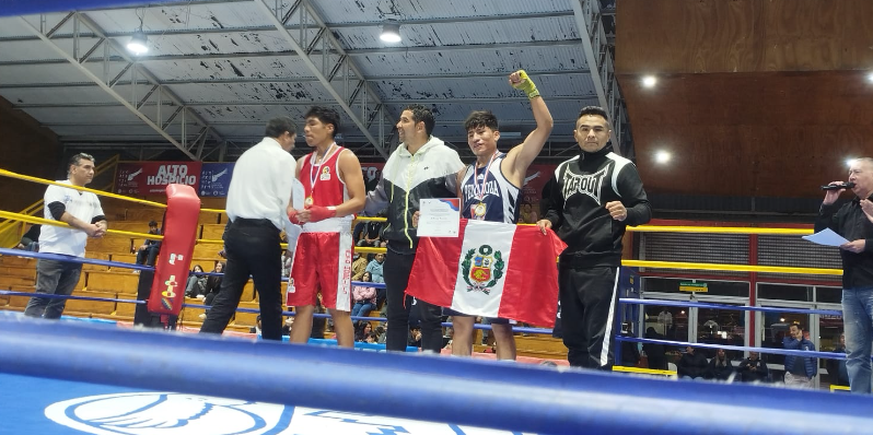 Arequipeño Jeferson Bustinza celebrando su triunfo en Chile. 