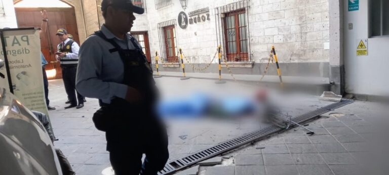 Obrero fallece tras caer del tercer piso de un  edificio en la calle Peral