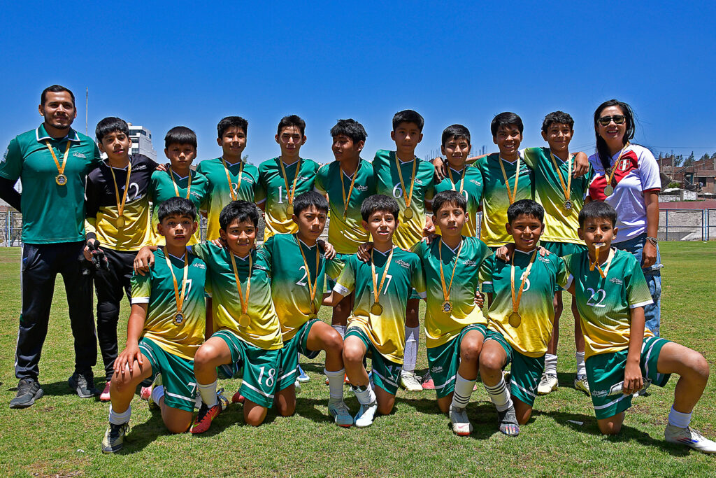 Por la categoría A del fútbol masculino, La Salle celebró en el primer lugar de los Juegos Escolares de la UGEL Norte.