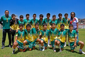 Por la categoría A del fútbol masculino, La Salle celebró en el primer lugar de los Juegos Escolares de la UGEL Norte.