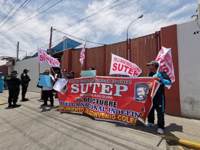 rotesta del SUTEP frente al Gobierno Regional de Arequipa