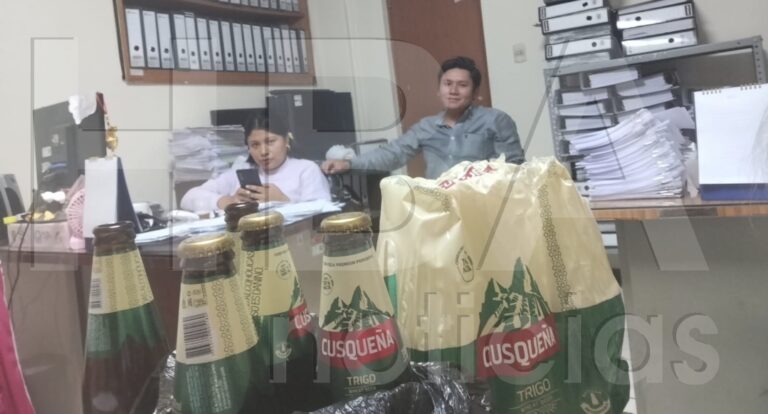 Fotografían al jefe de Logística del Hospital Goyeneche con botellas de cerveza al interior de su oficina