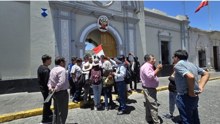 Taxistas de Arequipa dejaron memorial a la Prefectura pidiendo mayor seguridad