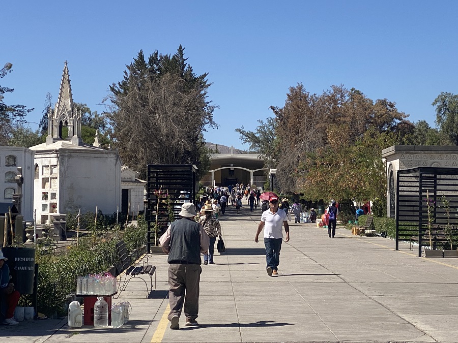 Cementerio La Apacheta visitantes. Foto de Gerardo Ramos