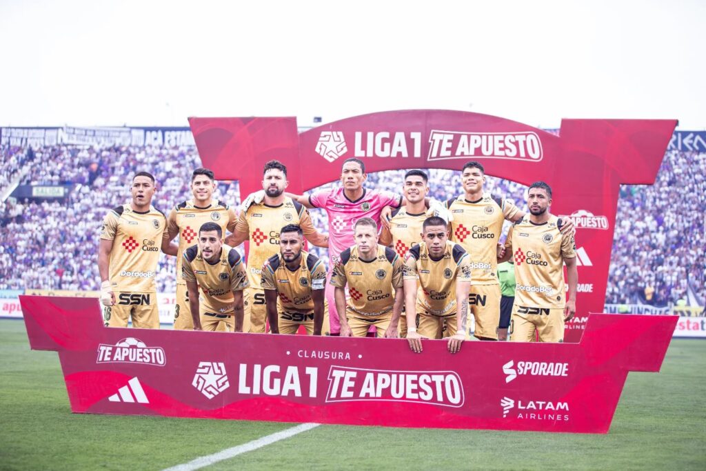 Equipo de Cusco FC en el final de la temporada en Matute. 