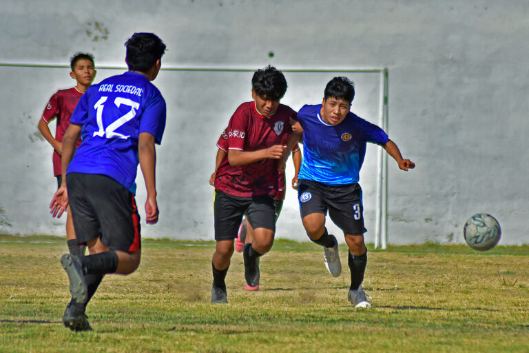 Con un campo de juego en pésimas condiciones, la Segunda División de Miraflores inició actividad en el Estadio Porvenir.