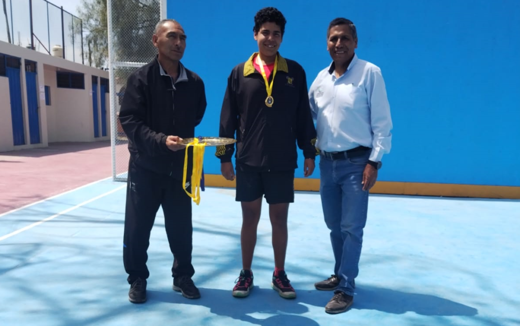 Yuri Bustinza, representante de Jorge Basadre Grohman, con la medalla de oro de la competencia de paleta frontón.