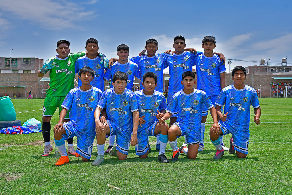 Equipo sub-16 de Sporting D'Cor Majes que buscará remontar ante Academia Strangers. 