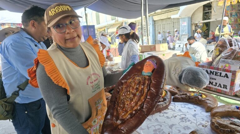 Festival de guaguas de pan en el mercado San Camilo