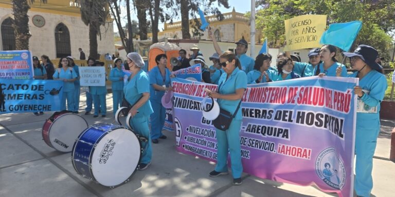 Enfermeros inician huelga indefinida exigiendo ascenso por años de servicio