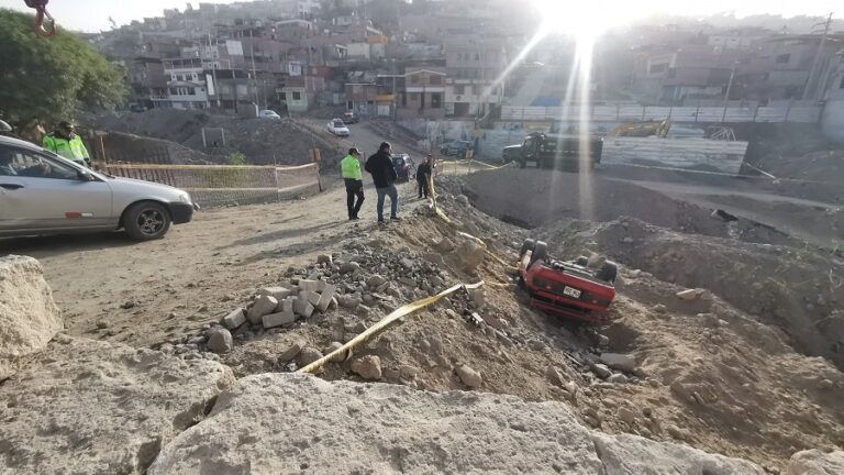 Accidente auto pozo negro. Foto de Gerardo Ramos