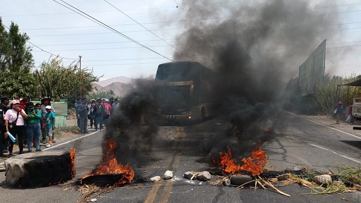 Bloqueo-por-Contaminacion-del-Coralaque-Moquegua-Montalvo-copia