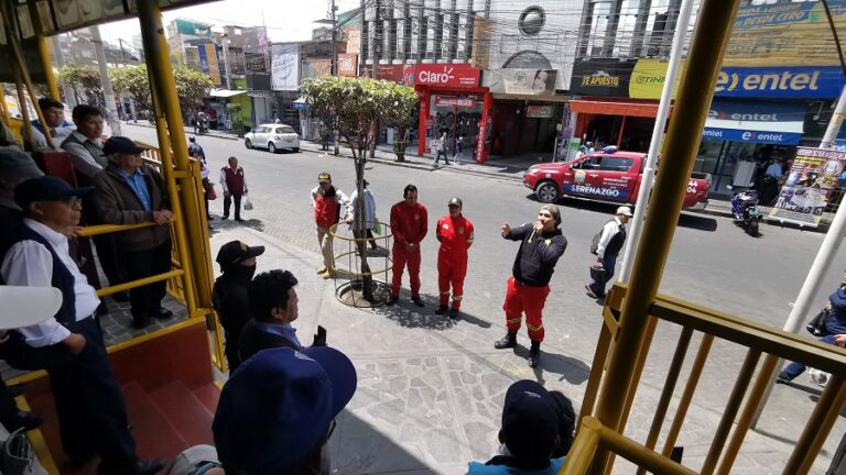 Bomberos capacitan a comerciantes feria del altiplano. Foto de Gerardo Ramos