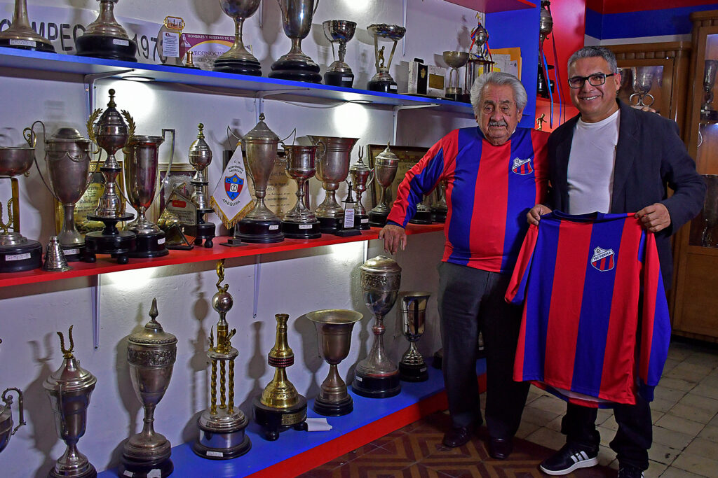 Carlos Beltrán, nuevo DT de FBC Piérola, junto al Dr. Hugo Aguilar, actual presidente de la institución. 