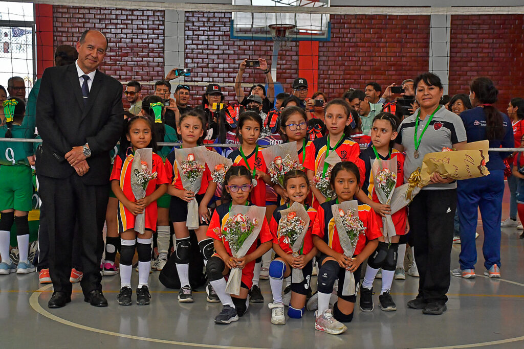 Estudiantes del Colegio Nuestra Señora del Pilar lucieron con orgullo la medalla de plata del certamen. 