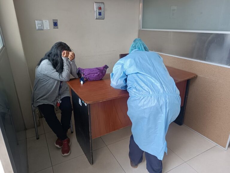 Intervienen a mujer que intentó hurtar celular en Hospital Honorio Delgado. Foto de Gerardo Ramos